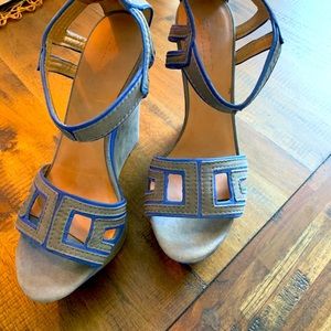 ViNTAGE LAMB wedge heel shoe. Gray with blue accents and zip up heel size 9
